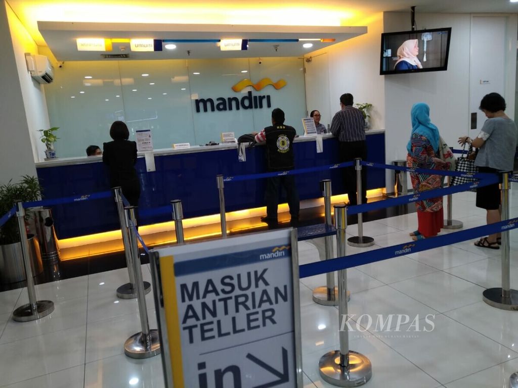 Suasana di Kantor Cabang Pembantu (KCP) Bank Mandiri Pondok Indah Mall 2, Jakarta Selatan, Juli 2019. Masyarakat perlu menjaga rekening pribadinya dari penyalahgunaan oleh pihak lain.