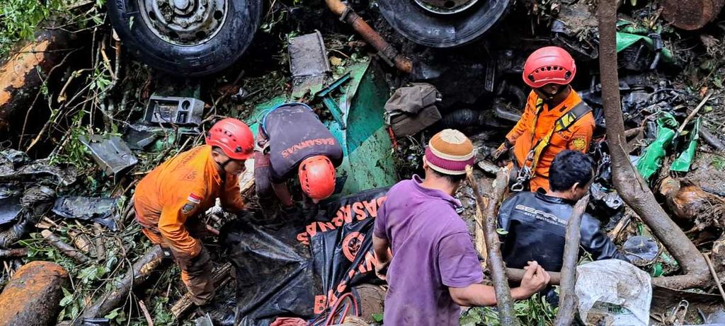 Tim SAR gabungan berhasil mengevakuasi jenazah sopir truk pengangkut CPO yang jatuh ke jurang akibat longsor di Jalan Kabanjahe-Sidikalang, Kabupaten Karo, Sumatera Utara, Kamis (15/12/2022). 