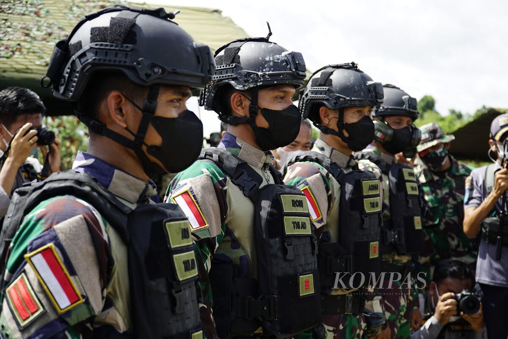 Prajurit TNI Angkatan Darat berbaris dalam kegiatan Garuda Shield 15, latihan gabungan TNI AD dan US Army, di Pusat Latihan Tempur Amborawang, Kecamatan Samboja, Kutai Kartanegara, Kalimantan Timur, Kamis (12/8/2021).