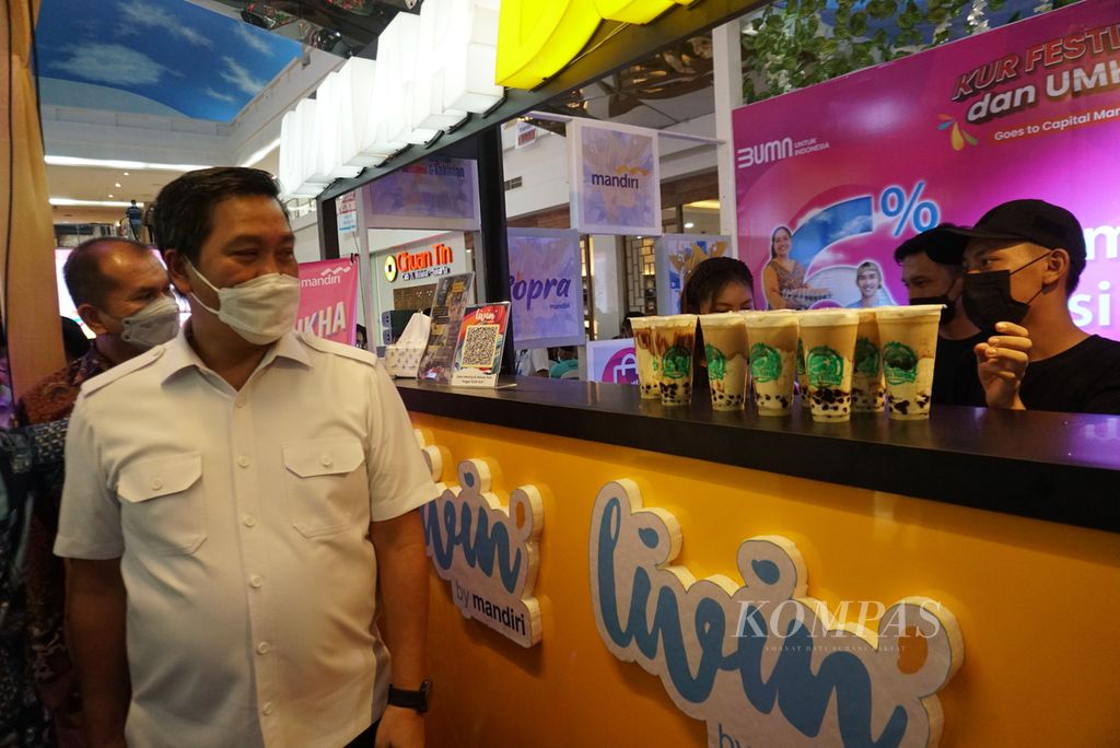 Wakil Gubernur Sulawesi Utara Steven Kandouw mengunjungi salah satu gerai usaha kecil dalam acara KUR Festival dan UMKM Goes to Capital Market di Manado, Sulut, Rabu (28/9/2022).
