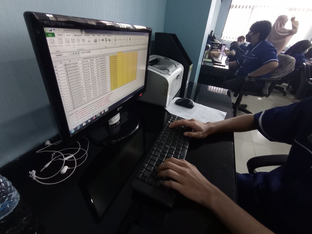 Peserta pelatihan teknik komputer belajar di Pusat Pelatihan Kerja Daerah Jakarta Selatan, Senin (30/5/2022). Mereka menggunakan papan ketik tanpa simbol, huruf, dan angka untuk melatih kecakapan peserta dalam mengetik cepat dan tepat.
