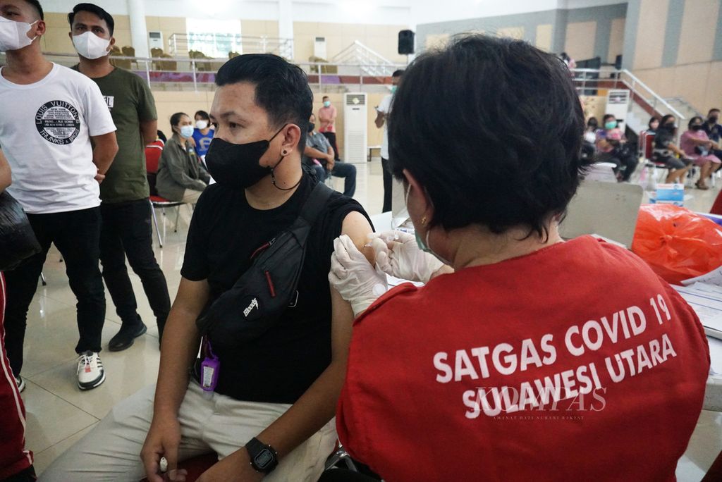 Seorang warga menerima suntikan vaksin Covid-19 di Kantor Gubernur Sulawesi Utara di Manado, Jumat (11/3/2022). Vaksinasi dosis pertama di Sulut hampir mencapai 90 persen, sedangkan dosis kedua masih di kisaran 60 persen.