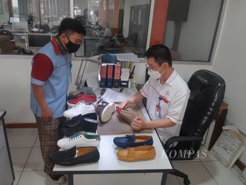 Bae Sung Hoon (kanan), Pattern Maker Expertise PT Sepatu Mas Idaman, menyampaikan masukan mengenai sepatu kepada stafnya di Bogor, Jawa Barat, Rabu (2/2/2022). 