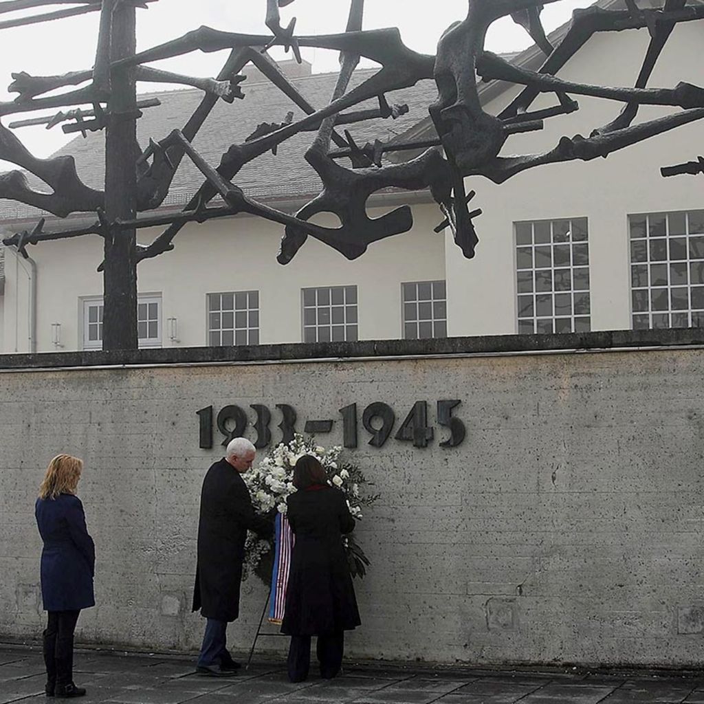 Wakil Presiden AS Mike Pence dan istrinya Karen, meletakkan karangan bunga di peringatan di bekas kamp konsentrasi Nazi Jerman di Dachau dekat Munich, Jerman 19 Februari 2017. 