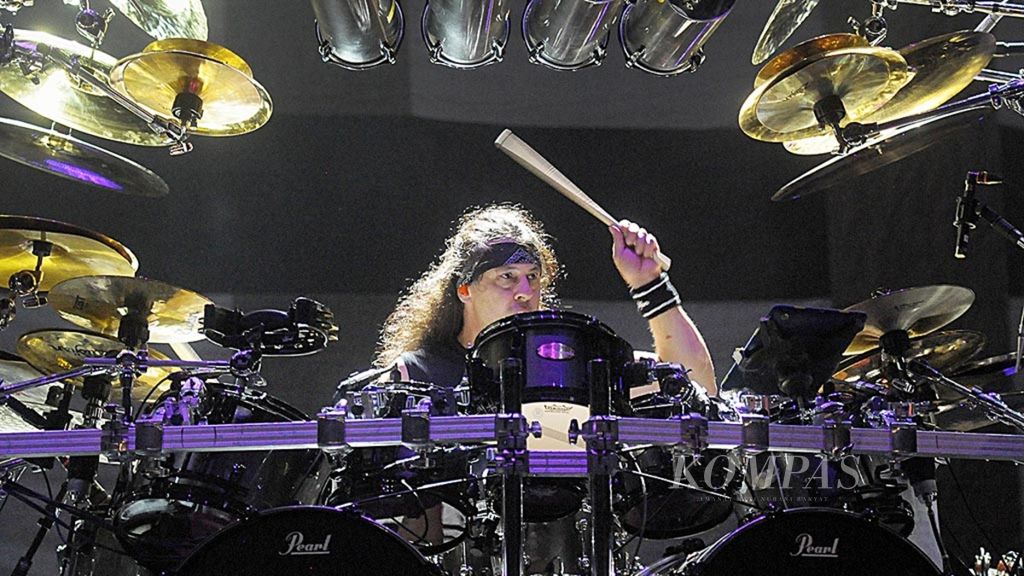Penggebuk drum Dream Theater, Mike Mangini, yang juga seorang profesor di bidang musik.