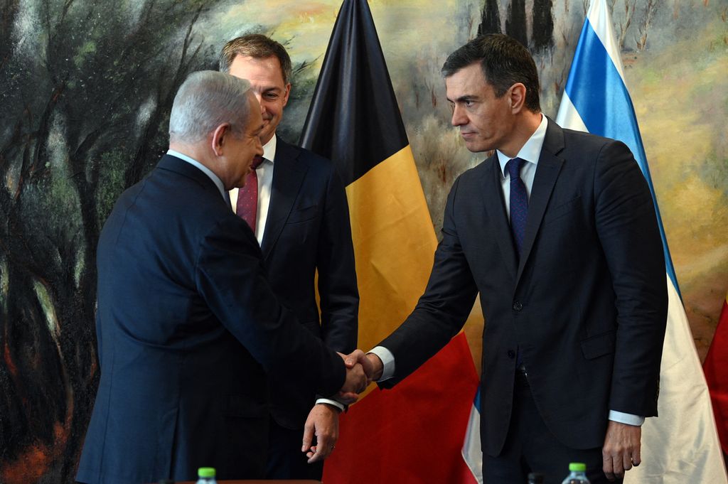 Foto yang dirilis Istana Kepresidenan Spanyol memperlihatkan Perdana Menteri Spanyol Pedro Sanzchez (kanan) menjabat tangan PM Israel Benjamin Netanyahu dengan PM Belgia Alexander De Croo yang berdiri di sampingnya sebelum pertemuan mereka di Jerusalem, 23 November 2023. 