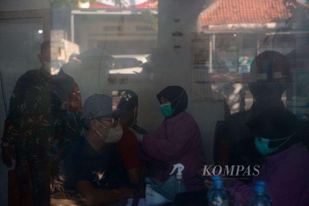Aktivitas penyelenggaraan vaksin Covid-19 bagi warga dan pedagang di Pasar Kapling Kedungmundu, Kecamatan Kedungmundu, Kota Semarang, Jawa Tengah, Selasa (31/5/2022). 