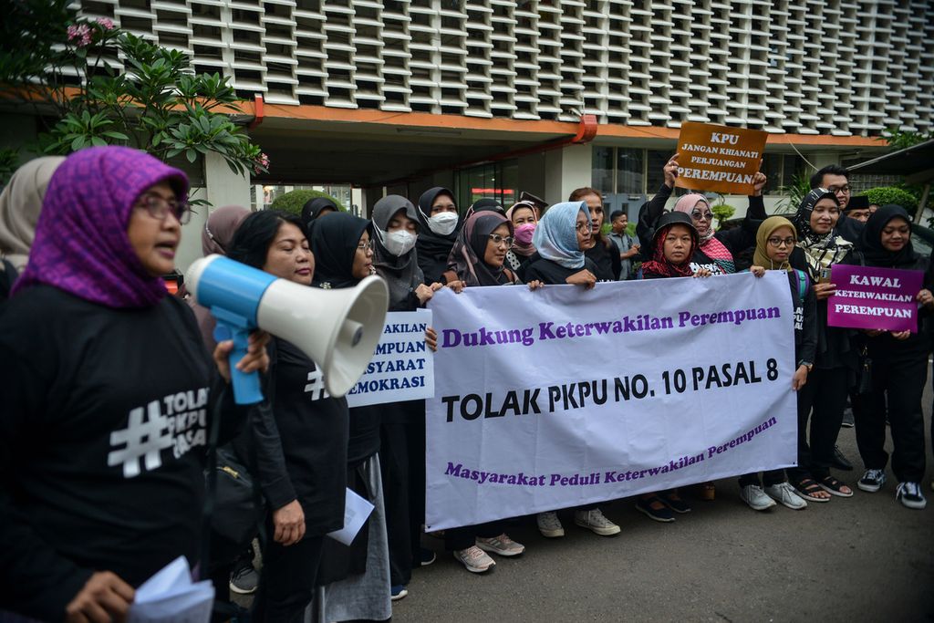 Peserta aksi mengangkat poster dan spanduk berisi pesan penolakan mengenai Peraturan Komisi Pemilihan Umum (PKPU) Nomor 10 Pasal 8 di kompleks Badan Pengawas Pemilu (Bawaslu), Jakarta Pusat, Senin (8/4/2023). 
