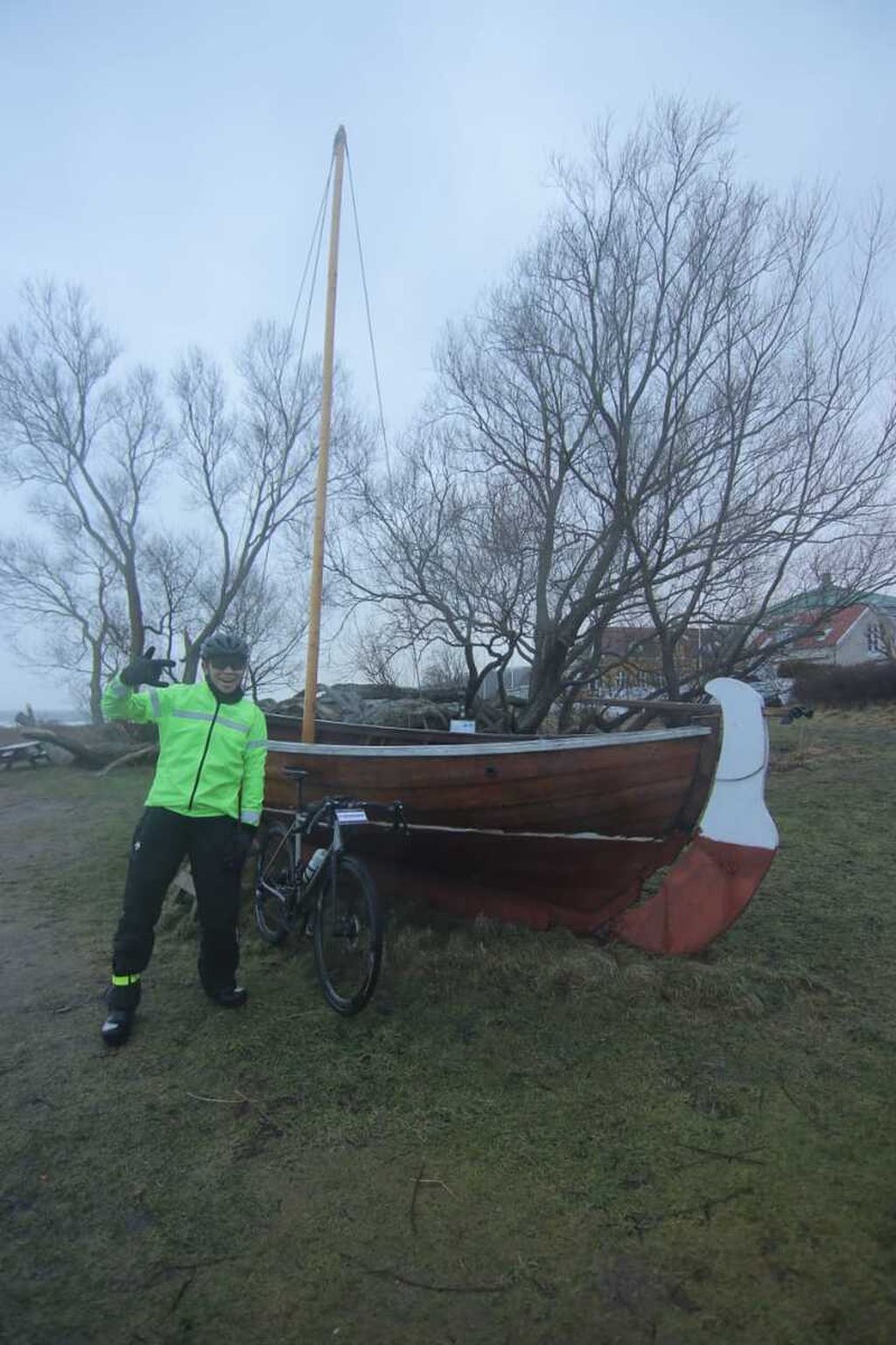 Royke tiba di Kopenhagen, Denmark, berfoto dengan perahu tradisional yang masih aktif digunakan di Helsingbog Bådudlejning, 22 Januari 2024.