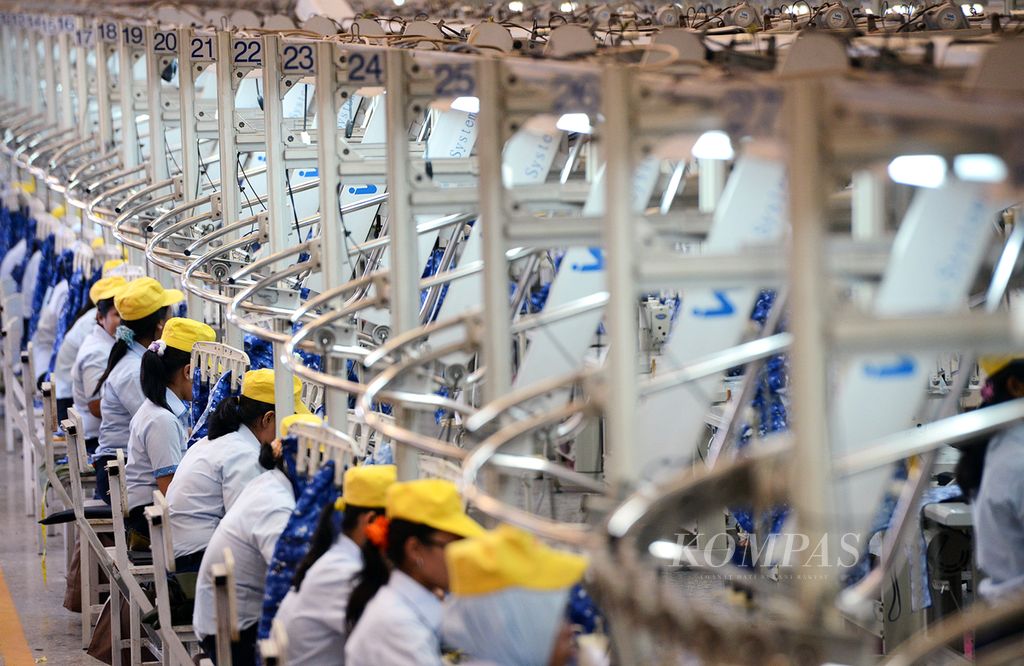 Pekerja menyelesaikan produksi garmen di salah satu pabrik di Kabupaten Sukoharjo, Jawa Tengah, Rabu (12/3/2014).