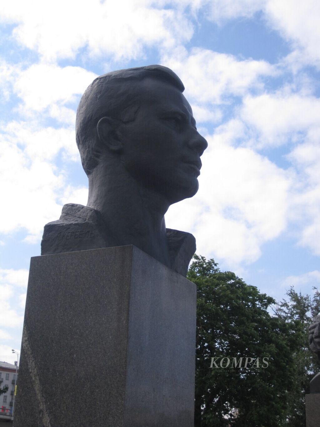 Yuri Gagarin – Patung Yuri Gagarin menghiasi salah satu sudut Museum Aeronotika di Kota Moskow. Gagarin merupakan manusia pertama yang mengorbit bumi 50 tahun silam. Foto diambil 9 Juni 2011. (Kompas/Iwan Santoso)