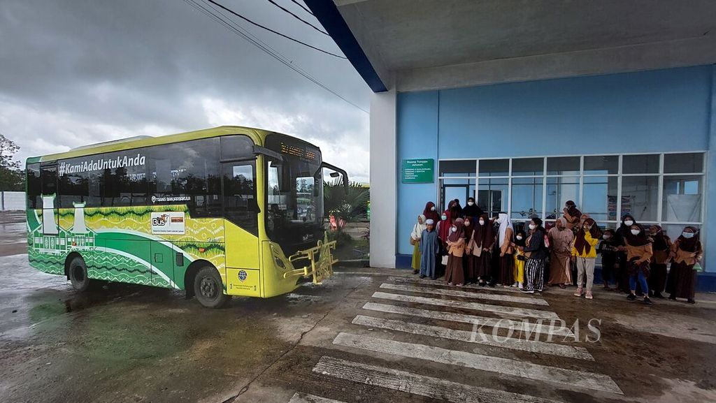 Anak-anak sekolah dasar bersama gurunya menunggu keberangkatan Teman Bus Trans Banjarbakula di Terminal Tipe A Gambut Barakat, Kabupaten Banjar, Kalimantan Selatan, Sabtu (12/3/2022).