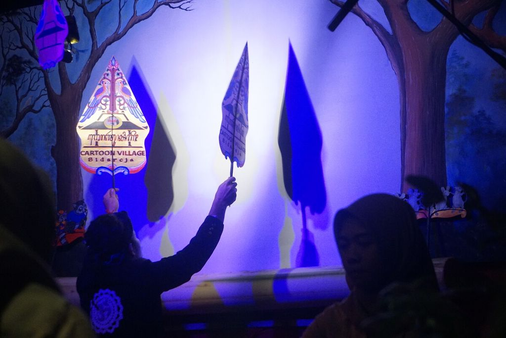 Suasana pertunjukan wayang kartun dengan lakon Dongeng 113 Tahun Ujungan Sidareja, di Desa Sidareja, Kaligondang, Purbalingga, Jawa Tengah, Sabtu (11/3/2023).