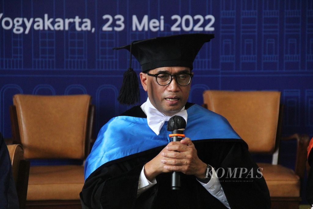 Menteri Perhubungan Budi Karya Sumadi memberikan keterangan seusai menerima gelar doktor kehormatan dari Universitas Gadjah Mada (UGM), Senin (23/5/2022), di Balai Senat UGM, Kabupaten Sleman, Daerah Istimewa Yogyakarta. 