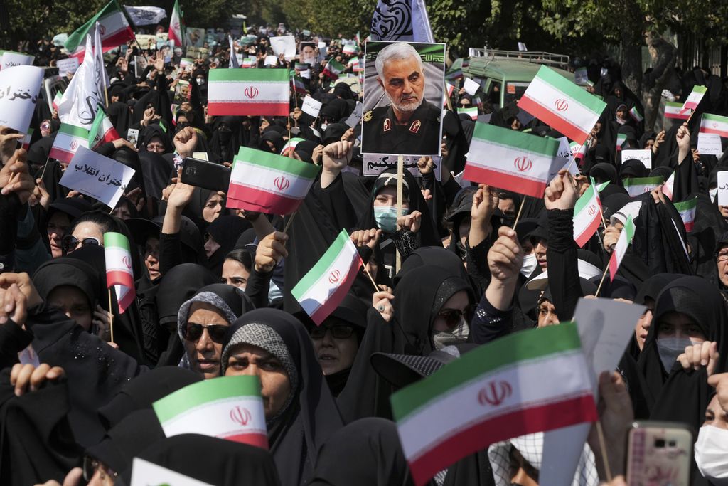 Unjuk rasa pro-pemerintah berlangsung usai shalat Jumat di Teheran, 23 September 2022, sebagai tandingan atas gelombang unjuk rasa selama sepekan terakhir yang memprotes pemerintah atas kematian Mahsa Amini (22). 