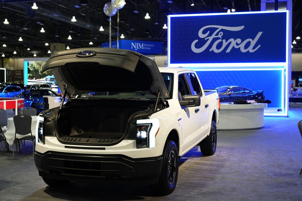 Foto yang diambil pada Pameran Otomotif Philadelphia, 27 Januari 2023, memperlihatkan mobil <i>double-cabin</i> atau truk listrik buatan Ford, Ford F-150.