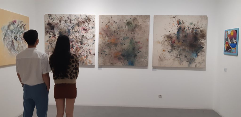 Lukisan abstrak karya Elka Alva (36) asal Lumajang, Jawa Timur, dengan tanah sebagai salah satu pewarnaannya, Kamis (21/3/2024), ditampilkan dalam pameran Abstract Persepctive: Color in Motion, di Galeri V&V, Jakarta Art Hub,