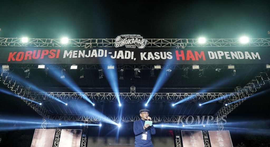 Pengamat politik dan ekonomi Faisal Basri saat memberikan orasi pada mimbar bebas Konser Bongkar di Stadion Madya Gelora Bung Karno, Jakarta, Sabtu (9/12/2023). 