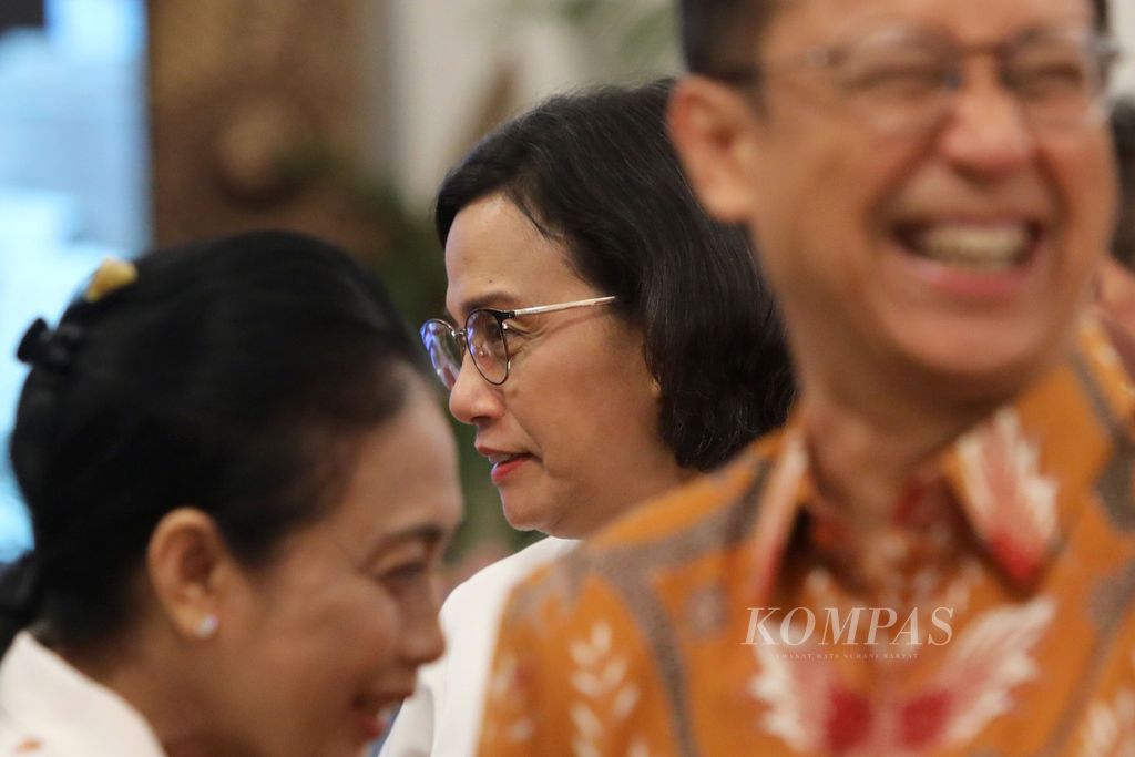 Menteri Keuangan Sri Mulyani Indrawati sebelum mengikuti Sidang Kabinet Paripurna di Istana Negara, Jakarta, Senin (3/7/2023). 