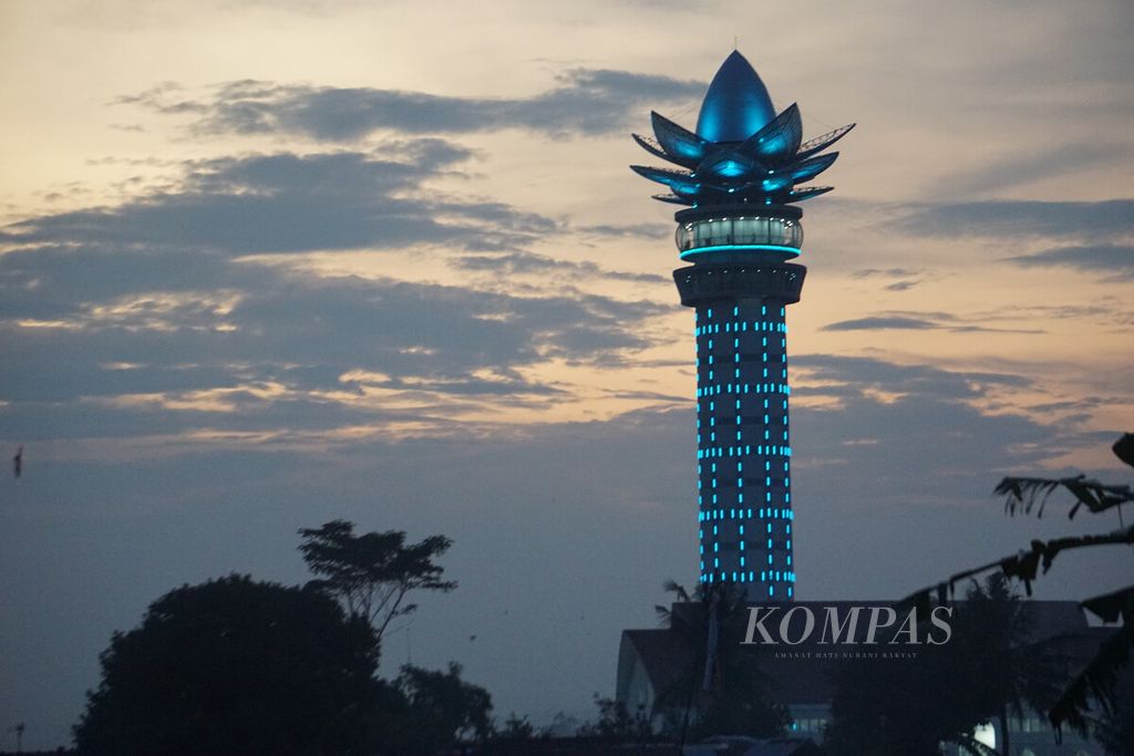Suasana Menara Pandang Teratai Purwokerto di Kabupaten Banyumas, Jawa Tengah, Rabu (27/4/2022). Menara setinggi 117 meter ini menjadi ikon harmoni kerukunan antarumat beragama.
