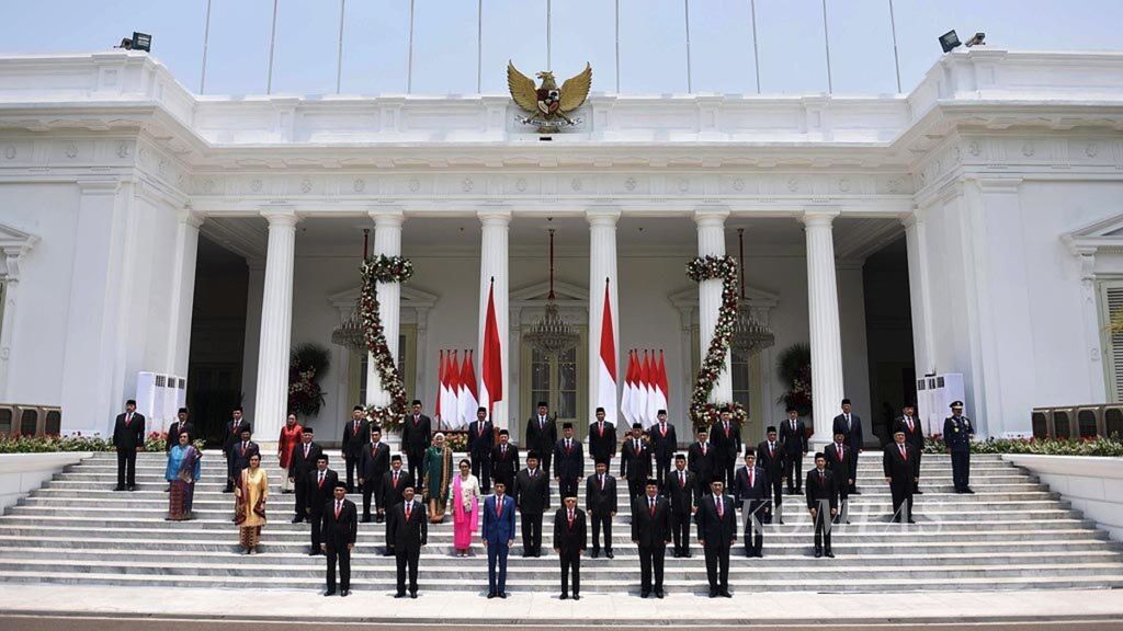 Presiden Joko Widodo bersama Wakil Presiden Ma'ruf Amin berfoto bersama para menteri di halaman depan Istana Merdeka, Jakarta, Rabu (23/10/2019). 