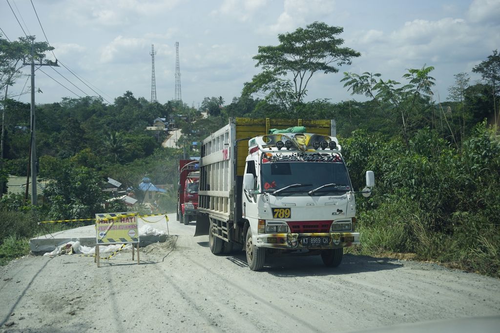 Jalan raya Samboja-Sepaku di Penajam Paser Utara, Kalimantan Timur, sedang diperbaiki pada Rabu (28/8/2019).