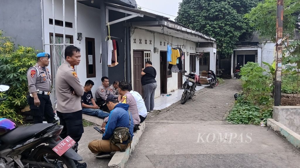 Sejumlah polisi berjaga di sekitar tempat indekos di RT 007 RW 002, Kampung Poncol, Kelurahan Babakan, Setu, Kota Tangerang Selatan, Senin (6/5/2024), sore.