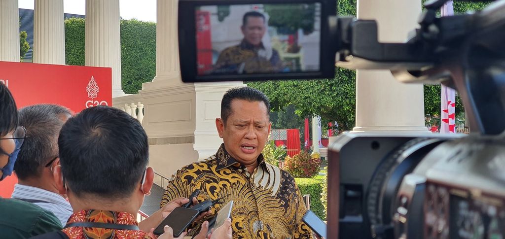 Ketua MPR Bambang Soesatyo memberikan keterangan di Kompleks Istana Kepresidenan, Jakarta, Jumat (12/8/2022).