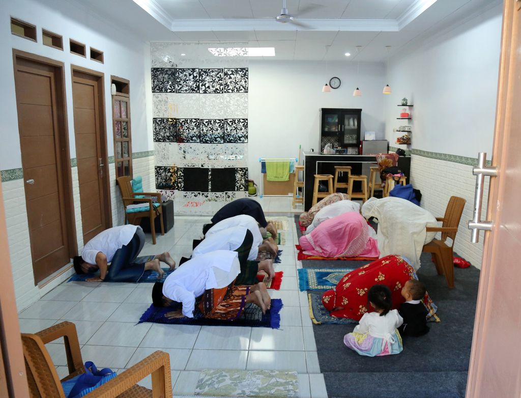 Suasana shalat Idul Fitri keluarga besar Didit yang tinggal berdekatan yang dilaksanakan di rumah keluarga di kawasan Larangan Selatan, Larangan, Kota Tangerang, Banten, Minggu (24/5/2020).