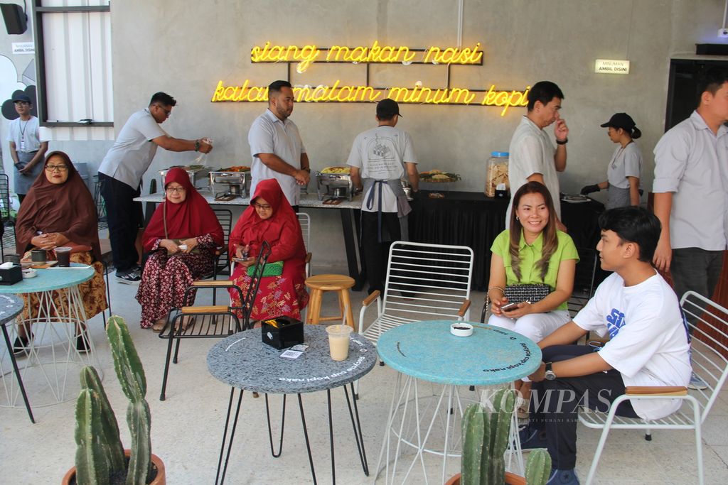 Sejumlah tamu undangan menghadiri acara <i>grand opening</i> kafe Kopi Nako Kompas Solo di Kota Surakarta, Jawa Tengah, yang baru saja dibuka, Sabtu (17/8/2024). 