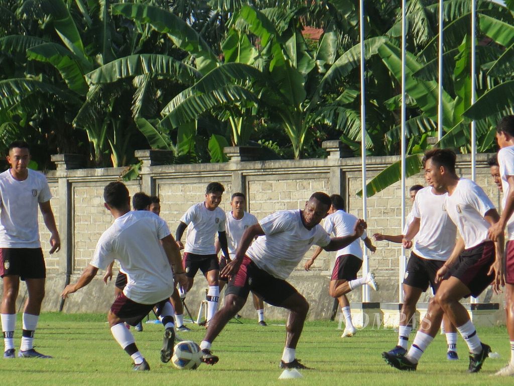Penyerang sayap Bali United, Privart Mbarga (ketiga dari kiri), berupaya merebut bola dari rekannya pada sesi latihan jelang laga Piala AFC 2022 melawan Kaya-Iloilo di Lapangan Gelora Trisakti, Badung, Bali, Rabu (29/6/2022). Bali mengejar kemenangan pada laga melawan Kaya-Iloilo, Kamis (30/6), untuk menjaga asa lolos ke fase gugur.