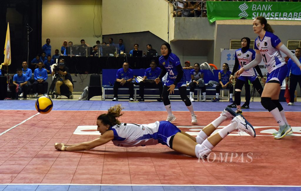The match between Jakarta BIN women's team and Jakarta Pertamina Enduro (white) in the 2024 Proliga Palembang series, South Sumatra, at the Palembang Sport and Convention Center (PSCC), on Friday (10/5/2024). In the match, Jakarta BIN won convincingly, 3-0 (25-17, 25-21, 25-20).