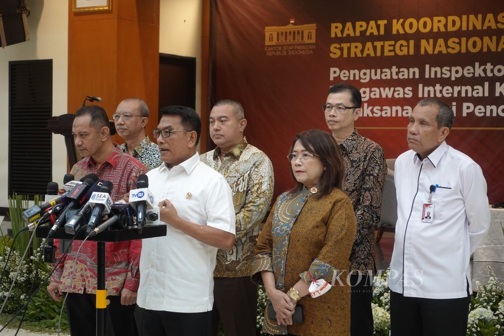 Kepala Staf Kepresidenan Moeldoko saat memberikan keterangan keterangan pers seusai Rapat Koordinasi Strategi Nasional Pencegahan Korupsi (Stranas PK), di gedung Krida Bhakti, Jakarta, Senin (3/4/2023).