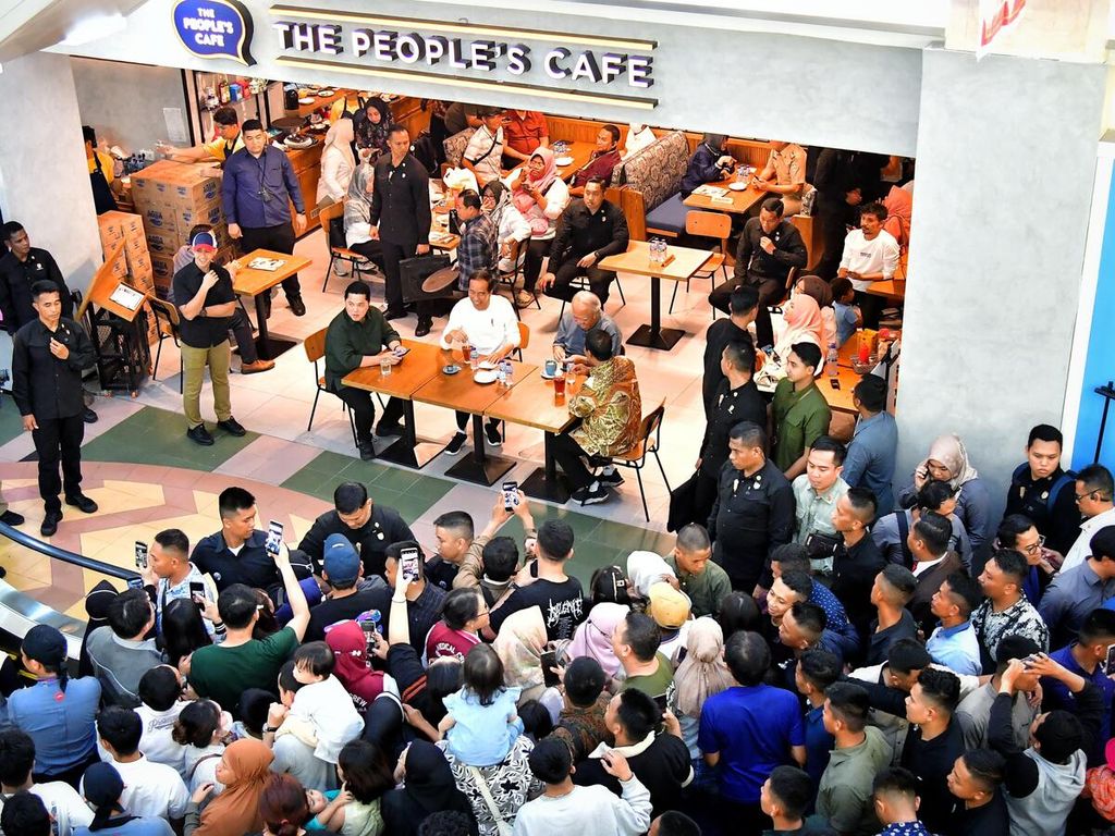 President Joko Widodo visited one of the shopping centers in Makassar, South Sulawesi, on Wednesday (21/2/2024) evening. President Jokowi appeared relaxed wearing a white long-sleeved T-shirt paired with black pants.