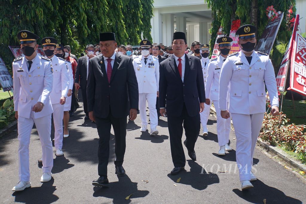 Gubernur Sulawesi Utara (berjas hitam, kiri) dan wakilnya, Steven Kandouw, menghadiri pelantikan penjabat bupati Kepulauan Sangihe dan Bolaang Mongondow, Minggu (22/5/2022), di Graha Gubernuran HV Worang, Manado, Sulawesi Utara. 