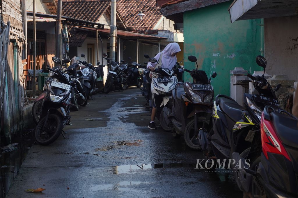 Warga terdampak rob meninggalkan sepeda motor mereka di ujung jalan di Kelurahan Panjang Wetan, Kecamatan Pekalongan Utara, Kota Pekalongan, Jawa Tengah, Selasa (18/7/2023). 