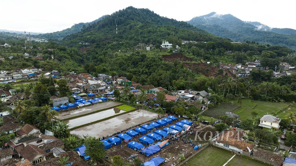 Foto aerial tenda pengungsi korban gempa bumi di Desa Mangunkerta, Kecamatan Cugenang, Kabupaten Cianjur, Jawa Barat, Kamis (24/11/2022).