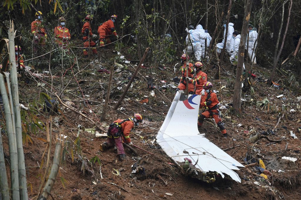 Dalam foto yang dirilis Kantor Berita Xinhua terlihat tim pencarian dan penyelamatan mencari puing-puing di lokasi kecelakaan penerbangan China Eastern di Tengxian, Daerah Otonomi Guangxi Zhuang, China, 24 Maret 2022. 