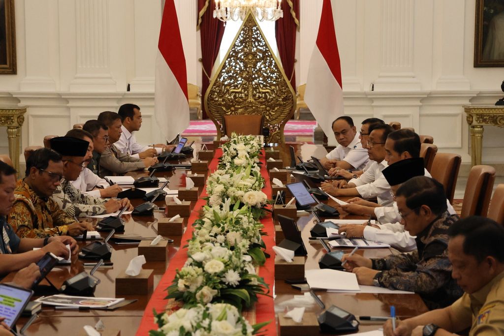 Presiden Joko Widodo memimpin rapat terbatas di Istana Merdeka, Jakarta, Senin (11/9/2023).