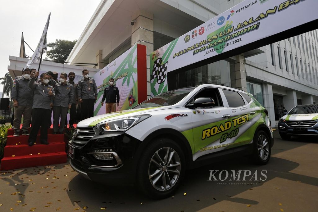 Menteri Energi dan Sumber Daya Mineral (ESDM) Arifin Tasrif melepas uji jalan kendaraan berbahan bakar B40 di Jakarta, Rabu (27/7/2022). Uji jalan kendaraan tersebut menggunakan dua bahan bakar, yaitu B40 (60 persen solar dan 40 persen biodiesel) dan B30D10 (60 persen solar, 30 persen biodiesel dan 10 persen diesel biokarbon) yang bertujuan untuk mendapatkan rekomendasi teknis pada kendaraan bermesin diesel sebelum diaplikasikan secara luas.