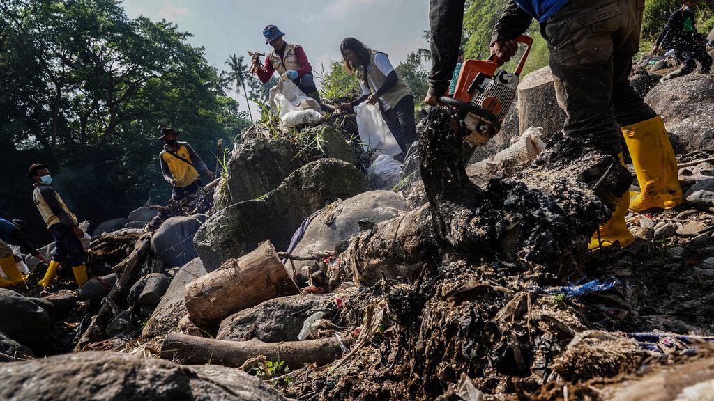 Aktivitas sejumlah sukarelawan ketika membersihkan Sungai Ciliwung yang melintasi Kelurahan Sindangrasa, Bogor, Kota Bogor, Jawa Barat, dalam rangka memperingati Hari Lingkungan Hidup Sedunia yang digelar Komunitas Peduli Ciliwung, Sabtu (5/6/2021).  