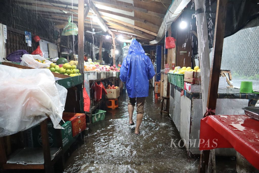 Suasana di Gang Gloria, Kelurahan Glodok, Jakarta Barat, saat hujan deras, Selasa (18/1/2022).