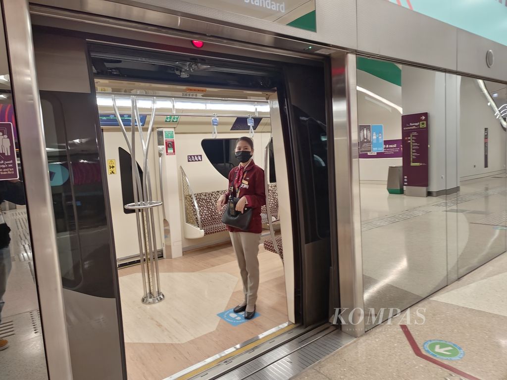 Seorang petugas Metro Doha berjaga di pintu masuk rangkaian kereta, Kamis (24/11/2022), di Doha, Qatar. Petugas metro itu akan keluar rangkaian kereta ketika metro hendak berjalan. 
