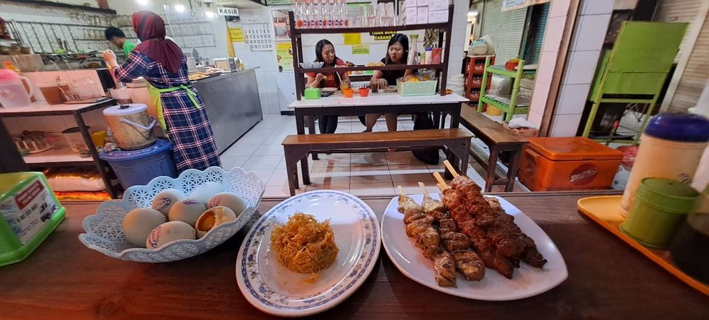 Warung Lama H Ridwan berdiri hampir 11 dekade di lokasi Pasar Besar Malang, Jawa Timur. Sejak awal mempertahankan menu Nasi Rawon, Nasi Gule, dan Sate Komoh, yang semuanya berbahan dasar daging sapi. 