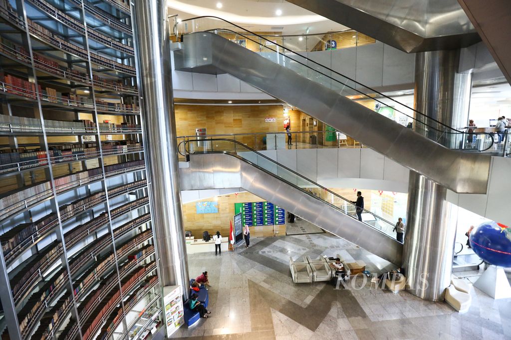 Suasana Gedung Perpustakaan Nasional, Jakarta Pusat, dengan rak bukunya yang menjulang tinggi.