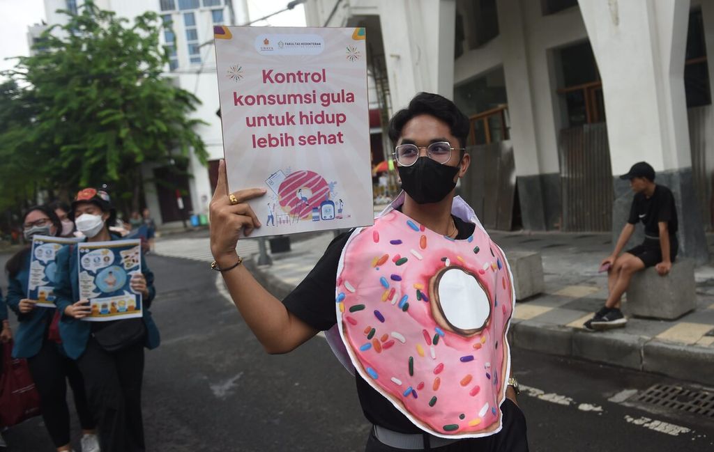 Wearing costumes with donuts, University of Surabaya Faculty of Medicine students campaign "Stop Consuming Excess Sugar" on Jalan Tunjungan, City of Surabaya, East Java, Sunday (11/13/2022). The campaign was carried out to commemorate World Diabetes Day.