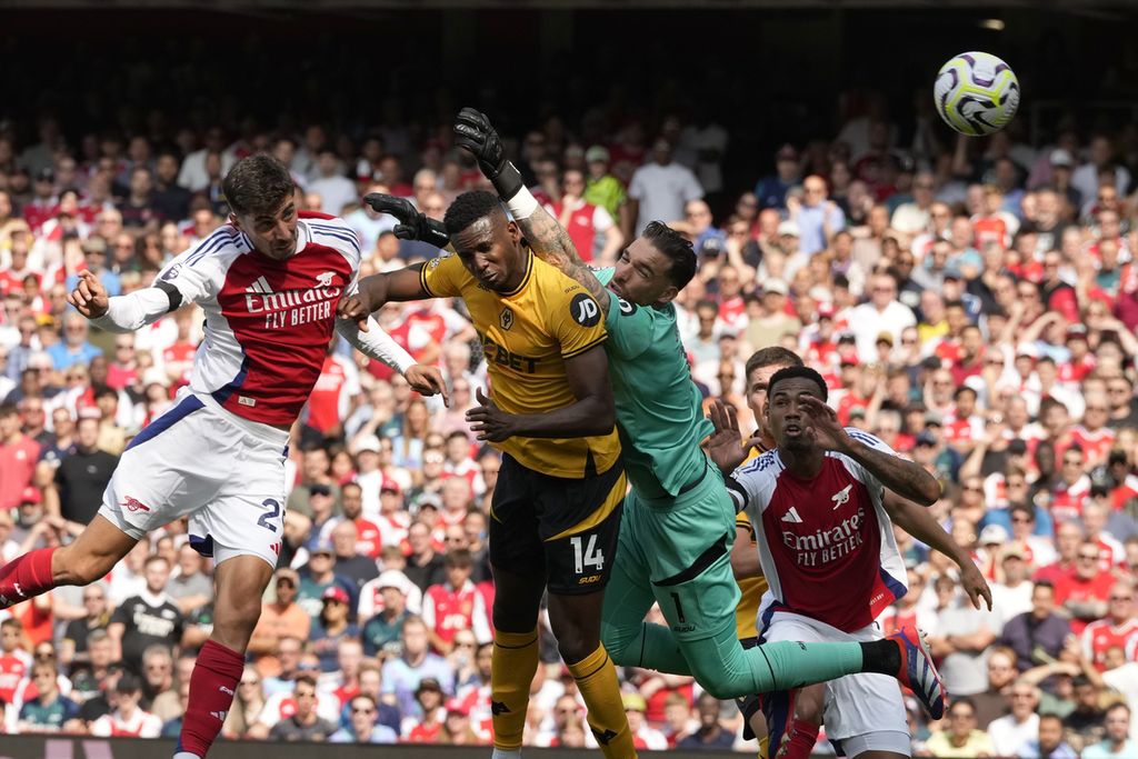 Penyerang Arsenal, Kai Havertz (kiri), menyundul bola yang berujung gol timnya ke gawang Wolverhampton Wanderers di Stadion Emirates, London, Inggris, Sabtu (17/8/2024). Arsenal menang, 2-0. 