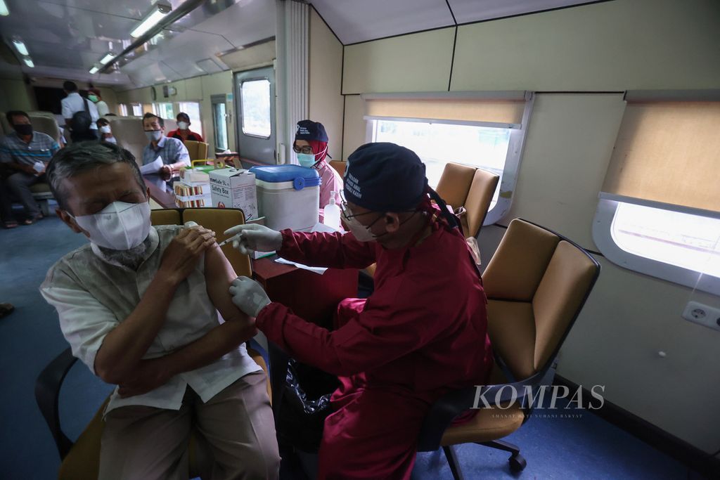 Warga mendapatkan suntikan vaksin Covid-19 penguat di dalam gerbong khusus di Stasiun Delanggu, Klaten, Jawa Tengah, Senin (21/11/2022). Selain untuk membantu distribusi vaksin penguat kepada masyarakat, kegiatan ini untuk mengajak warga kembali memperketat protokol kesehatan seiring meningkatnya penyebaran Covid-19.