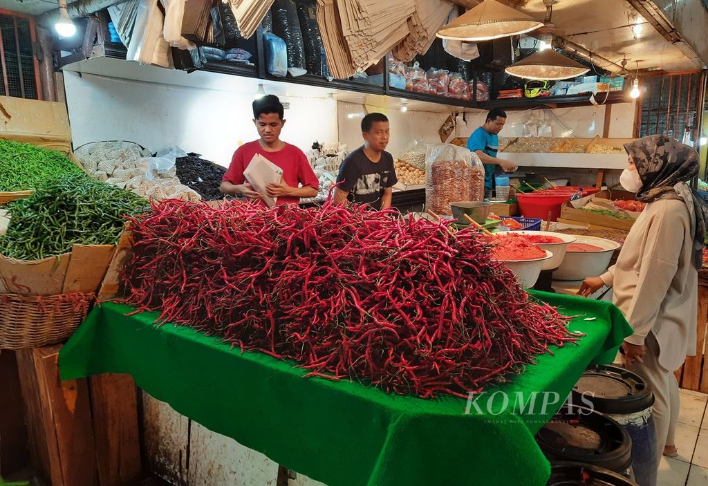 Warga membeli cabai merah di Pasar Raya Padang, Kota Padang, Sumatera Barat, Selasa (29/3/2022). Kelangkaan biosolar membuat distribusi cabai merah dari Jawa Tengah tersendat. Keterlambatan distribusi membuat kualitas cabai menurun. Harga cabai merah Jawa di tempat ini Rp 32.000 per kg.