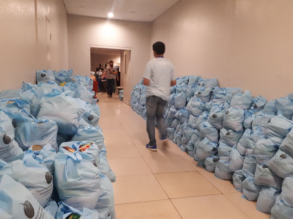 Tumpukan bantuan bahan pokok yang akan dibagikan kepada lebih dari 1.000 petugas kebersihan di Pluit Village Mall, Penjaringan, Jakarta Utara, Sabtu (12/11/2022).